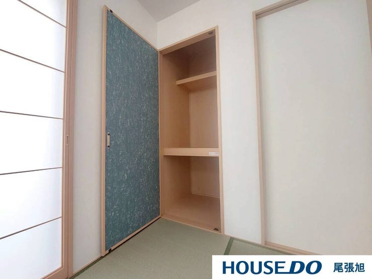 【押入】収納力沢山の押し入れで、生活空間をすっきり整理。季節ものや大きな物もすっきり収納でき、無駄なスペースをなくします。扉を開ければすぐに取り出せる便利さが魅力。しっかり収納できる頼れる収納空間です