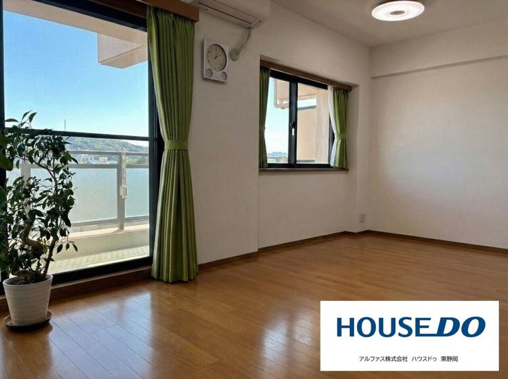 最上階ならではの開放感。大きな窓から空が見え、毎日の暮らしにゆとりをもたらします。