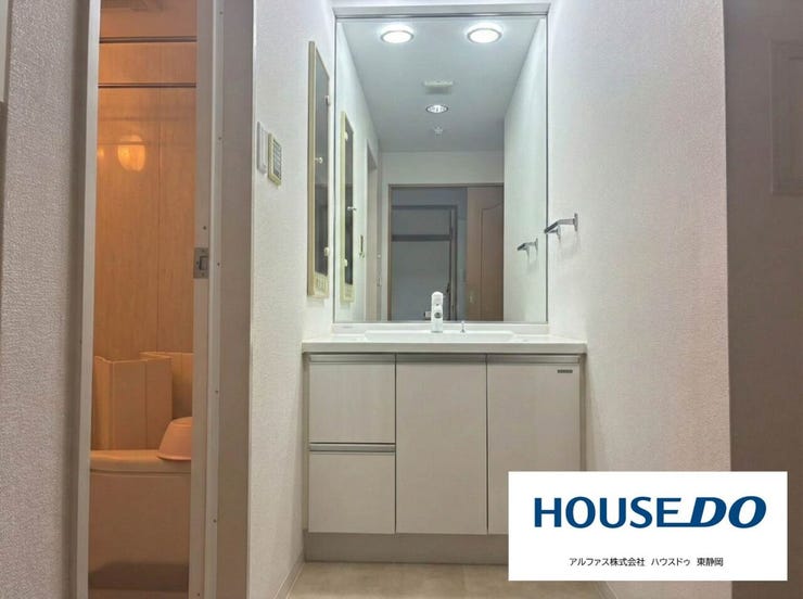 天井まで届く大きな一枚鏡が目を引く独立洗面台。空間をより広く明るく見せてくれるだけでなく、朝の忙しい時間帯にご家族が並んで身支度をする際にも大変便利です。