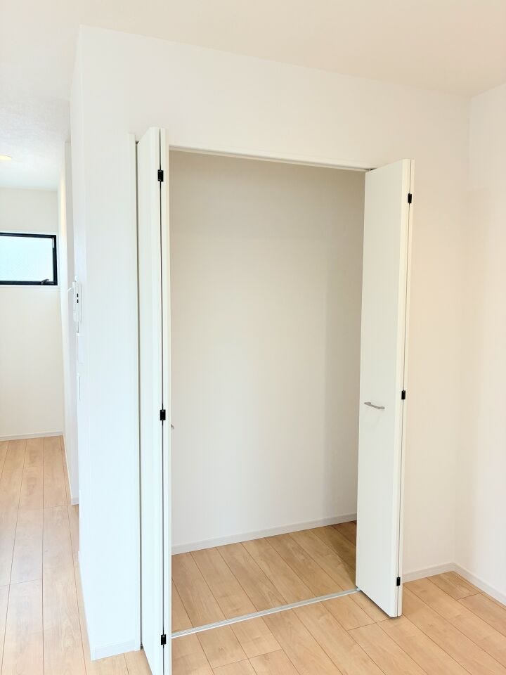 買い置きのストックも収まるリビング収納