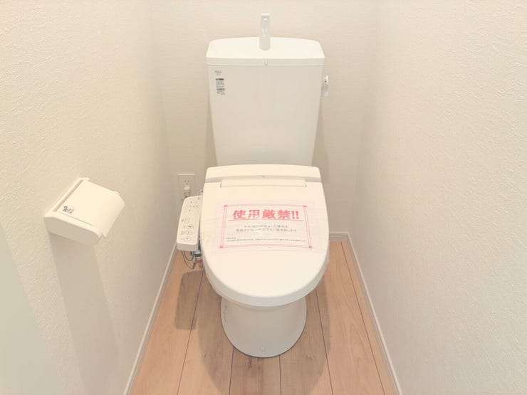 毎日気持ちよく使える白基調のトイレ空間