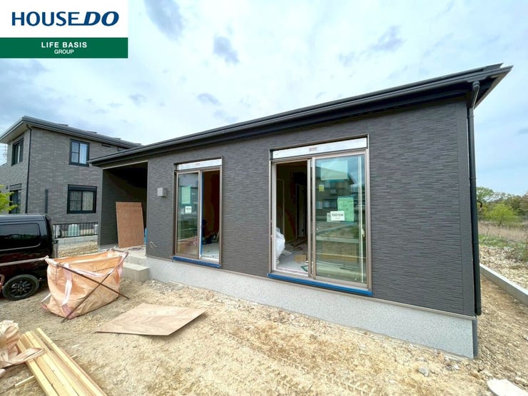 【陽当り良好】明るく暖かな光が差し込む家で、毎日が元気にスタート。南向きや開放的な窓からの自然光がたっぷりと室内に届き、季節を問わず温かみのある空間が広がります。家族全員が心地よく暮らせる住まいです。