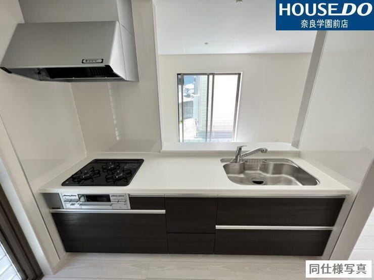 使いやすいスライド式キッチンで、調理器具や食材の出し入れがスムーズ。家事効率がアップします。