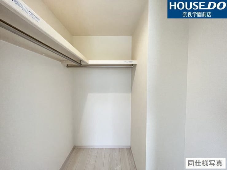 ハンガーパイプの上に棚があり、衣類と小物をすっきり収納可能なウォークインクローゼットです。