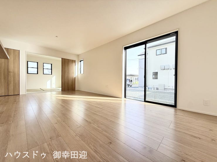 ■安らぎと笑顔の中心地■陽光が優しく降り注ぎ、会話が自然と弾む。ここでは、毎日が特別な時間へと変わります。