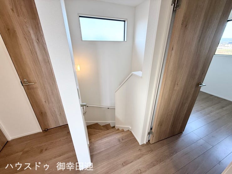 ■暮らしを繋ぐ、明るい動線■採光窓から光が差し込み、足元を優しく照らす。安全で快適な、家族の生活を支える縦の繋がりです。