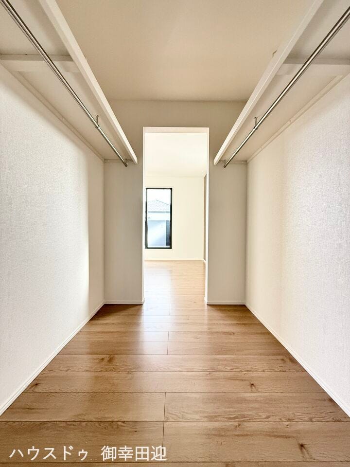 ■2階7.0帖洋室WIC■衣類から小物まで一ヶ所に集約。整理整頓がしやすく、毎日のコーディネートが楽しくなるゆとりの収納です。