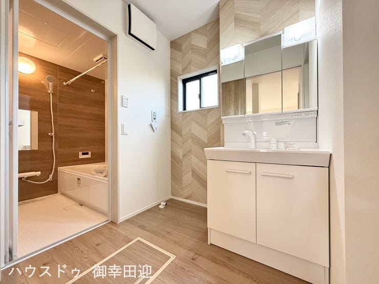 ■清々しいリフレッシュ空間■自分を磨き、気持ちを切り替える。心地よい光が差し込むプライベートスペース。