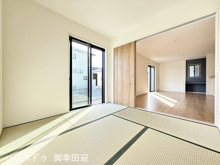 ■1階4.5帖和室■ゲストをもてなし、昼寝や家事にも使える、畳のぬくもりが心地よい多目的万能スペース。