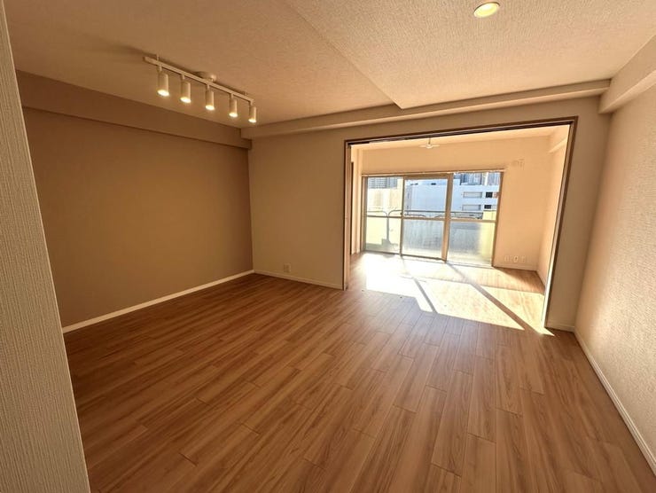 【居間・リビング】
大きな掃き出し窓からたっぷりの陽光が差し込む明るいLDK。開放感のある空間で家具配置もしやすい間取りです。