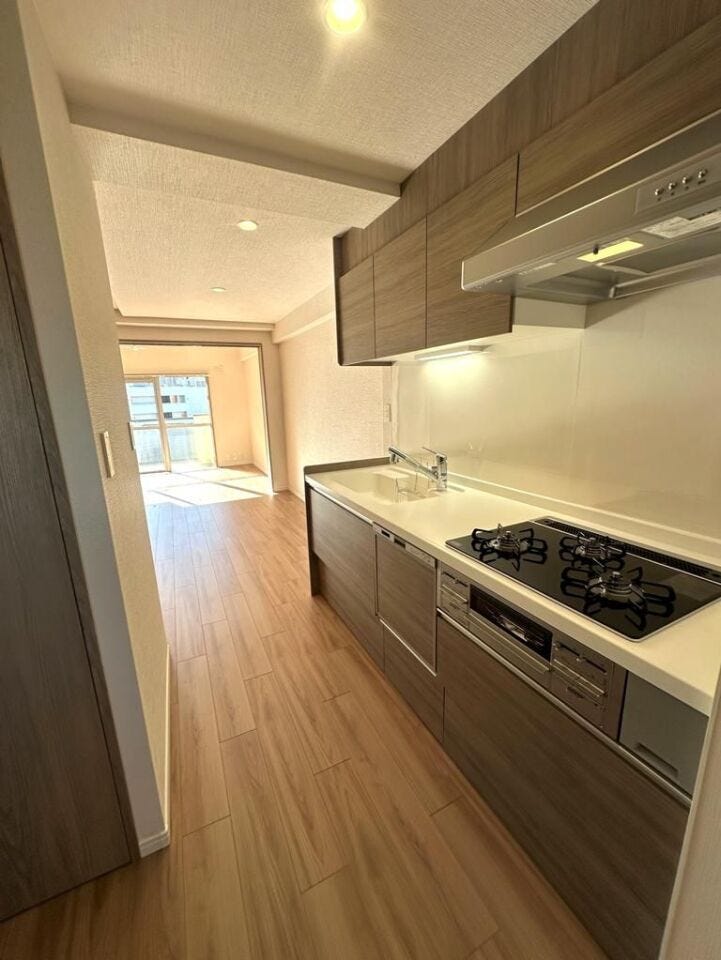 キッチンからリビングまで一直線の動線。お料理をしながらご家族との会話も楽しめる対面仕様です。