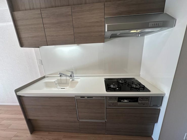 三口コンロ・グリル付きのシステムキッチン。収納力もあり、使い勝手の良い機能的な設計です。