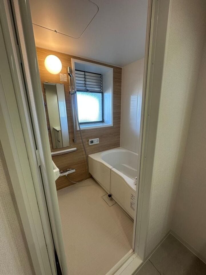 窓付きの明るい浴室。換気もしやすく、清潔感のあるバスルームで快適なバスタイムを。