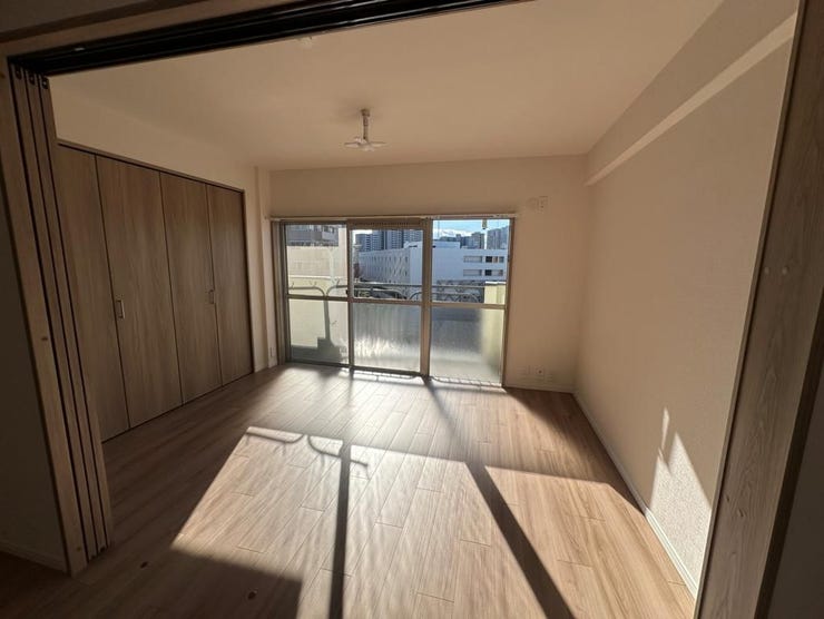 バルコニーに面した洋室は陽当たり良好。大容量クローゼット付きで主寝室にもおすすめです。