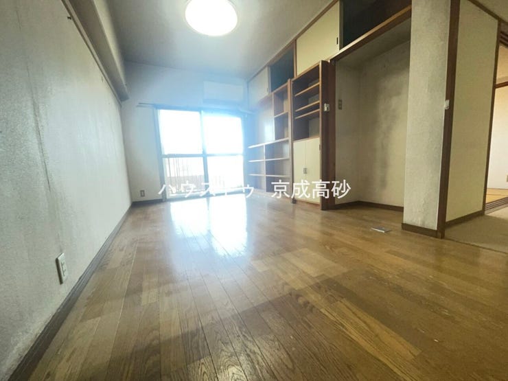 家族一人ひとりの大切なプライベート空間。趣味に合わせて使って頂けるようシンプルに仕上げてあります。暮らし心地を大きく左右する収納をしっかり確保した使い勝手のいいお部屋です。