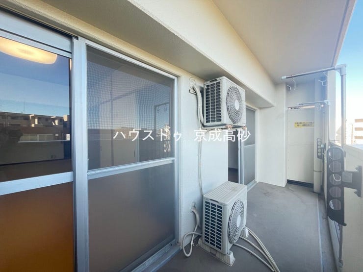 暖かい陽ざしが差込むバルコニー。晴れた日には洗濯物が良く乾きます。風通しも良好です。