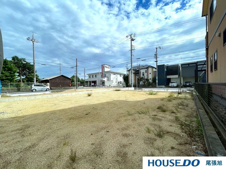 【外観】
【現地写真】お好きなプランで、この土地で、新たな生活が始まります。自分の思い通りに設計できる自由な空間で、理想の家を建てて、家族全員が笑顔で過ごせる素敵な毎日を手に入れましょう。