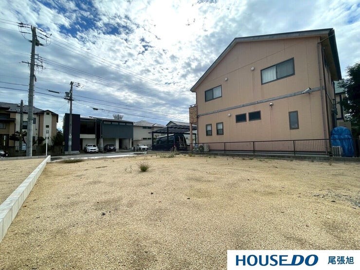 【現地写真】可能性を秘めた土地。広々とした敷地で、あなたの理想を自由にカタチにできます。家族の成長やライフスタイルに合わせて、ご想像の住まいを作り上げるための最高のスタート地点です。