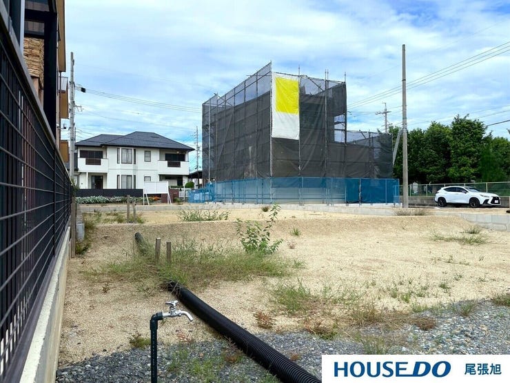 【現地写真】可能性を秘めた土地。広々とした敷地で、あなたの理想を自由にカタチにできます。家族の成長やライフスタイルに合わせて、ご想像の住まいを作り上げるための最高のスタート地点です。