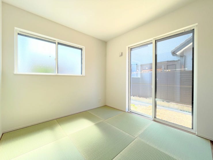 リビングとつながる畳敷きのお部屋は、
お客さまが遊びに来た時にも使えますし、
ちょっと疲れた時にお昼寝できるのもうれしいですね。