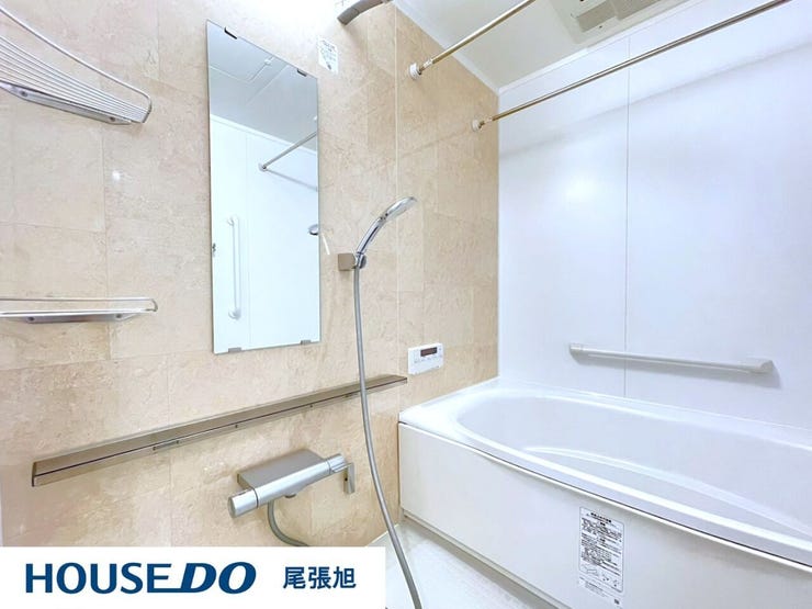 【浴室】落ち着いた印象の浴室です。ゆっくりお風呂に入って1日の疲れを癒したいですね♪浴室乾燥暖房機能が標準装備なので、年中快適に過ごせそうです。雨の日や花粉の季節のお洗濯物も乾かしてくれます♪