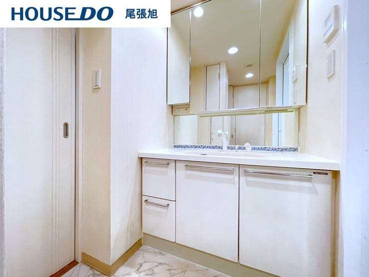 【洗面台/洗面所】日常の使い勝手の良さにこだわった清潔感のある洗面化粧台。大きな鏡が特徴です。鏡の裏に歯ブラシや化粧水、整髪料などの小物を隠して収納でき、生活感を出さずに綺麗な空間を保てます。