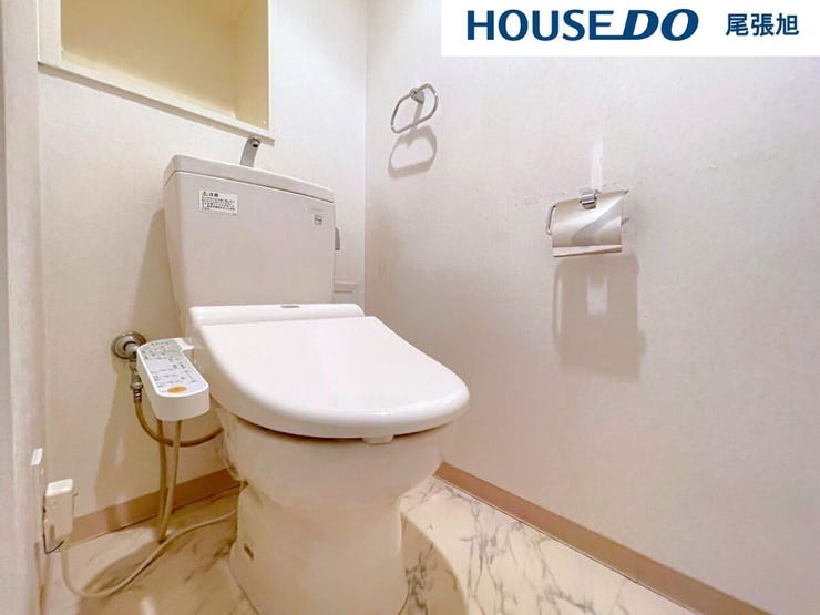 【トイレ】温水洗浄機能付便座の、お手入れのしやすいトイレを採用しました。換気もバッチリできます。毎日使うところなので綺麗を保ちたいですね。収納もありトイレットペーパーやお掃除グッズなどを収納できます♪