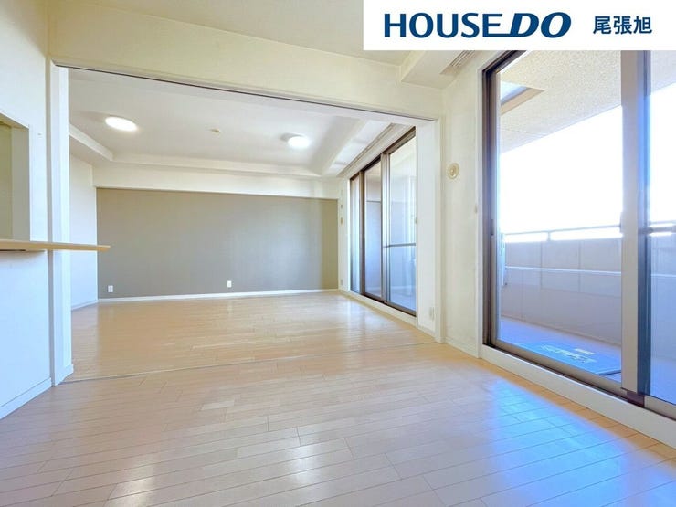 【リビング】大きな窓からは暖かい陽射しが差し込んできます。ソファやテーブルを置いても使いやすい配置で、ご家族そろってゆったりとお寛ぎいただけます。どんな家具を置こうか想像が膨らみます♪