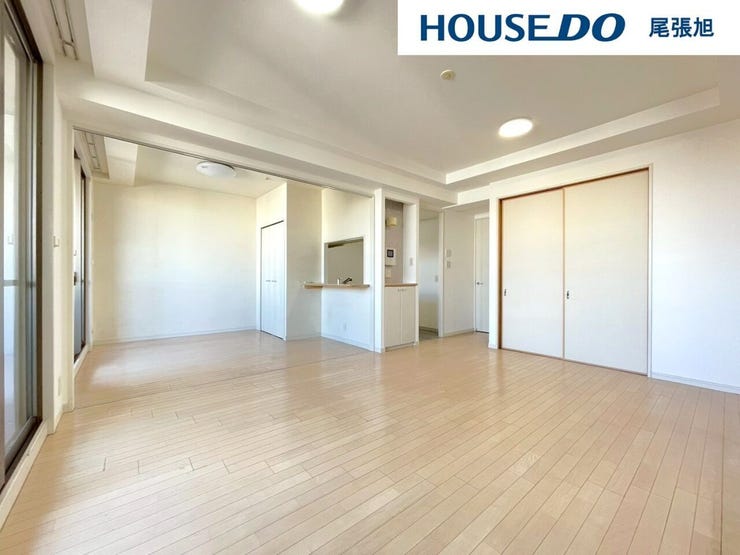 【リビング】開放感のあるリビング。掃き出し窓から採光を確保することができ、明るい空間で家族団らんできます♪ダイニングテーブルを置いてもゆとりのある広さなので、心地よい食事の時間をお過ごしいただけます♪