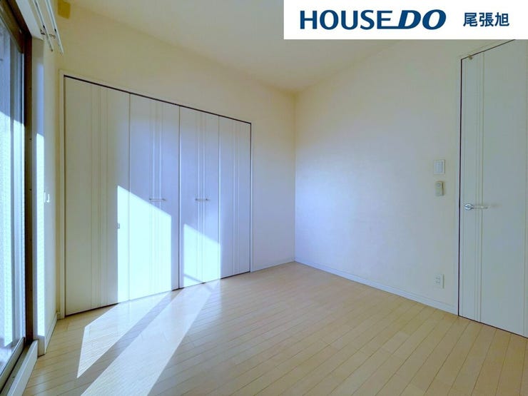 【洋室】明るい雰囲気の洋室です。広々とした明るいお部屋で、陽射しもたっぷり入ってきます。収納もご夫婦の衣類がたっぷり収納できるクローゼットがございます。ご夫婦のご主寝室にいかがでしょうか♪