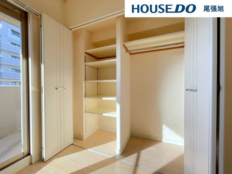 【クローゼット】広々としたクローゼットで、収納に余裕を持たせ、毎日をもっと楽に。整然とした空間で、探し物を減らし、ストレスフリーな生活を。収納力も良く、衣類がすっきり片付きます。