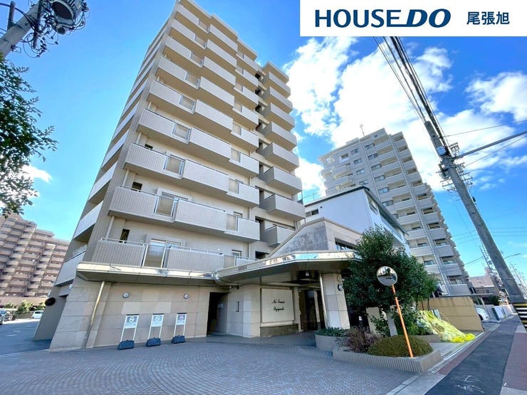 【建物外観】ホッと落ち着く親しみを感じさせてくれる外観。開放感があり、遮るものもなく気持ちのいい景色が広がります。お部屋にも爽やかな風と暖かく柔らかな日差しが差し込み、毎日の暮らしを豊かに彩ります。