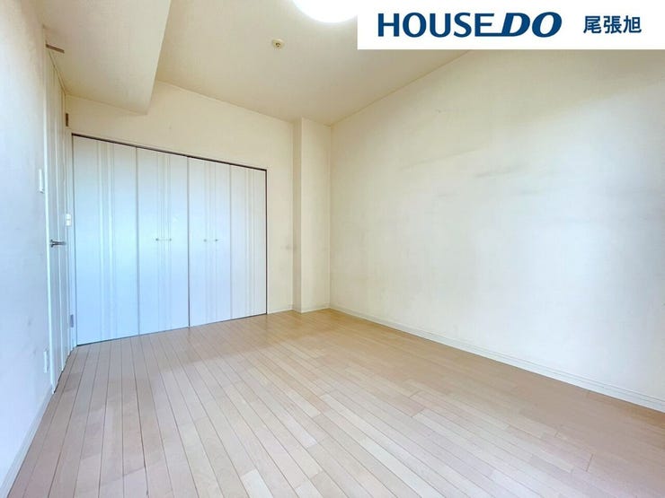 【洋室】丁度いいサイズの洋室です。トレンドになりつつあるのが、広過ぎず、快適すぎない子ども部屋。勉強と寝るだけの部屋にすることで閉じこもりがなくなり、リビングで過ごす時間が増えると言われています。