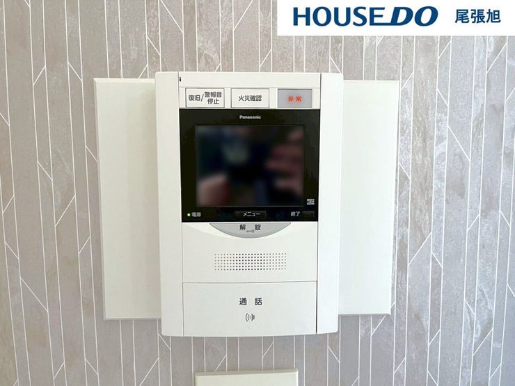 【インターホン】来客時に便利なモニター付インターホン。玄関ドアを開けることなく夜間でも訪問者の顔をモニターで確認できるため、トラブル防止にも繋がります。奥様やお子様のみのご在宅でも安心の防犯設備です!