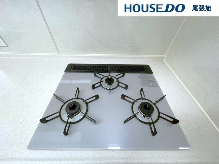 【3口コンロ】3口コンロ付きなので、お料理がはかどります。メイン料理2品を手前のコンロで調理しながら、奥の小バーナーで汁ものを調理するなど、複数の調理を一度に行うことができます。時短調理に繋がります!