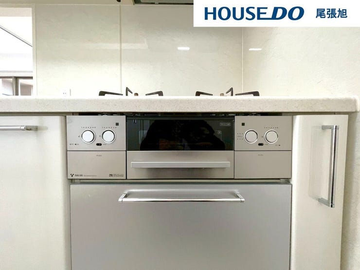 【3口コンロ】3口コンロ付きなので、お料理がはかどります。メイン料理2品を手前のコンロで調理しながら、奥の小バーナーで汁ものを調理するなど、複数の調理を一度に行うことができます。時短調理に繋がります!