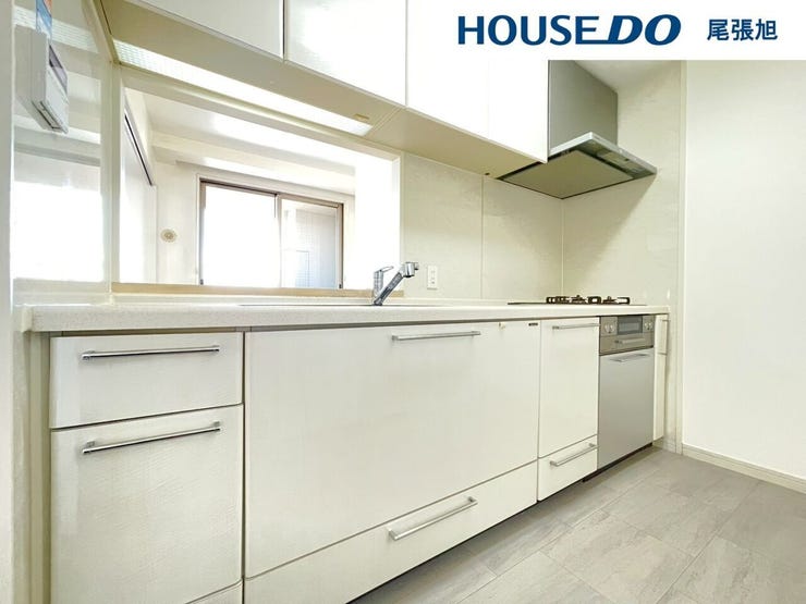 【キッチン】収納豊富でお手入れの簡単なシステムキッチン。汚れてもさっと綺麗にできます。収納スペースは、お料理に使うグッズや調味料などをすっきり収納できます。綺麗なキッチンだとお料理もはかどりそうです。