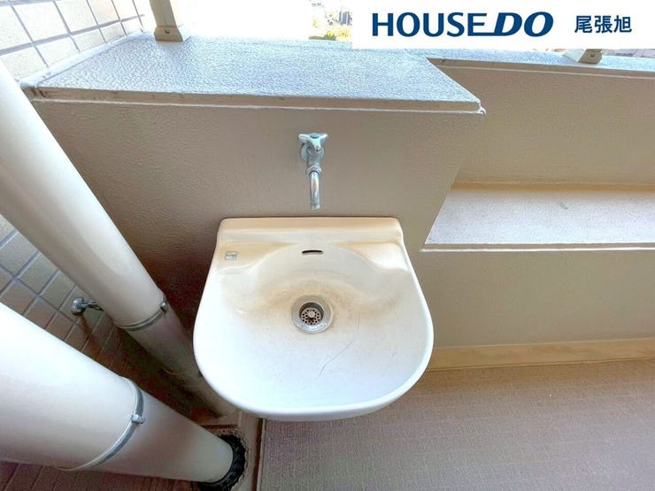 【手洗い洗面】バルコニーには洗面ボウルが設けられており、掃除やガーデニングの際にも便利に使えます。室内を汚さずに作業ができ、日々の暮らしにちょっとしたゆとりを感じられる設備です。