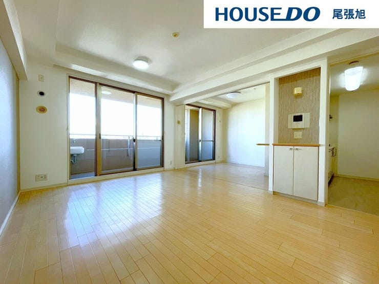 【リビング】
【リビング】大きな窓からは暖かい陽射しが差し込んできます。ソファやテーブルを置いても使いやすい配置で、ご家族そろってゆったりとお寛ぎいただけます。どんな家具を置こうか想像が膨らみます♪