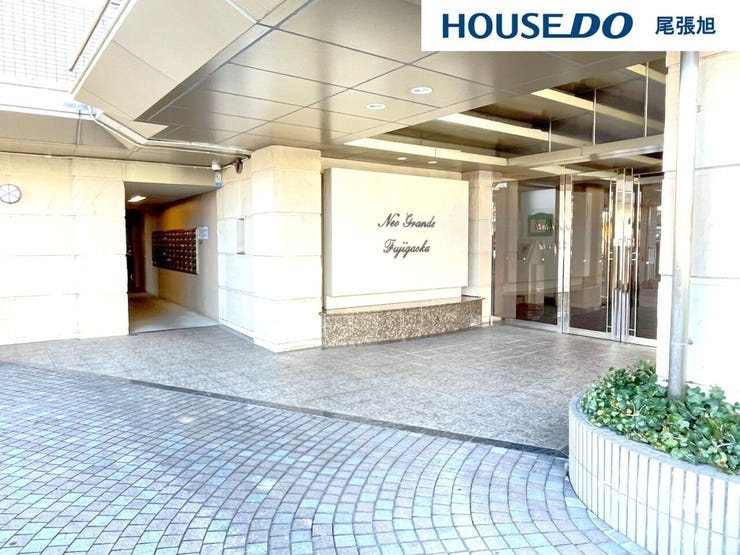 【エントランス】清潔なエントランスが迎えてくれる、上質な暮らしの始まり。落ち着いた雰囲気の中で、毎日が特別に感じられる空間。家に帰るたび、心地よい安心感を感じさせるエントランスで、暮らしがより豊かに。