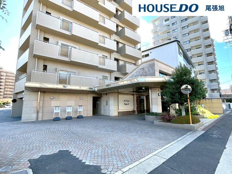 【建物外観】爽やかな青空の下に贅沢なほどに降り注ぐ陽光、豊かな居住性と、クオリティが見事に調和した住空間は、住まうことの喜びを感じさせてくれます。良好な住環境が保たれたエリアで新生活を過ごせます