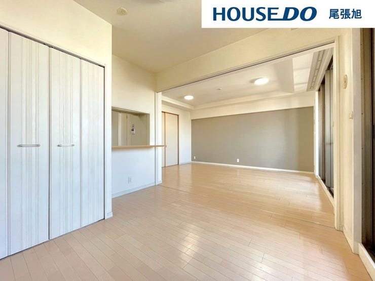 【ダイニング】ダイニングテーブルを置いてもゆとりのある広さで、収納もしっかり◎腰窓からの採光で明るい空間となっており、心地よい食事の時間をお過ごしいただけます♪