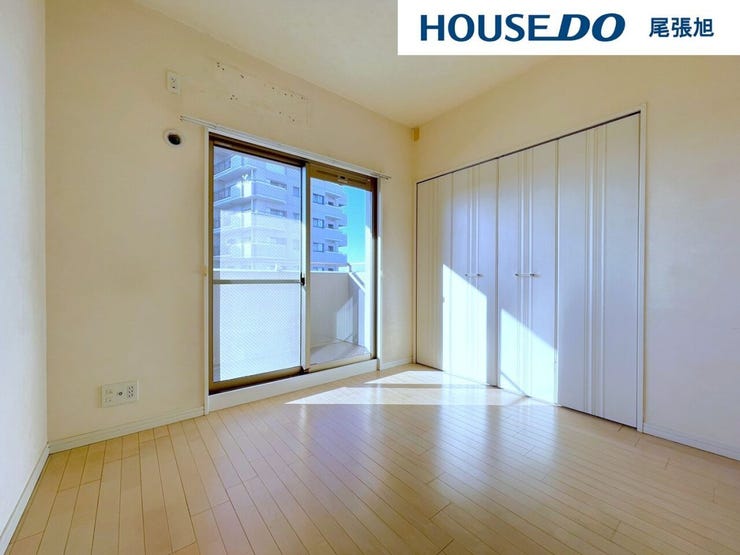 【洋室】明るい雰囲気の洋室です。広々とした明るいお部屋で、陽射しもたっぷり入ってきます。収納もご夫婦の衣類がたっぷり収納できるクローゼットがございます。ご夫婦のご主寝室にいかがでしょうか♪