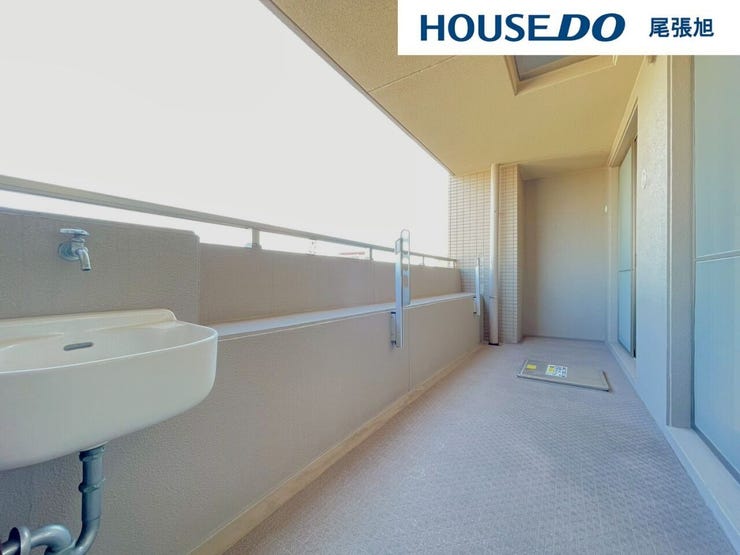 【バルコニー】つい深呼吸をしたくなる気持ちの良いバルコニーです。お洗濯物がたくさん干せる広さがあります。お天気のいい日にはお洗濯物がすぐに乾きそうですね♪毎日快適なお洋服で過ごせます!