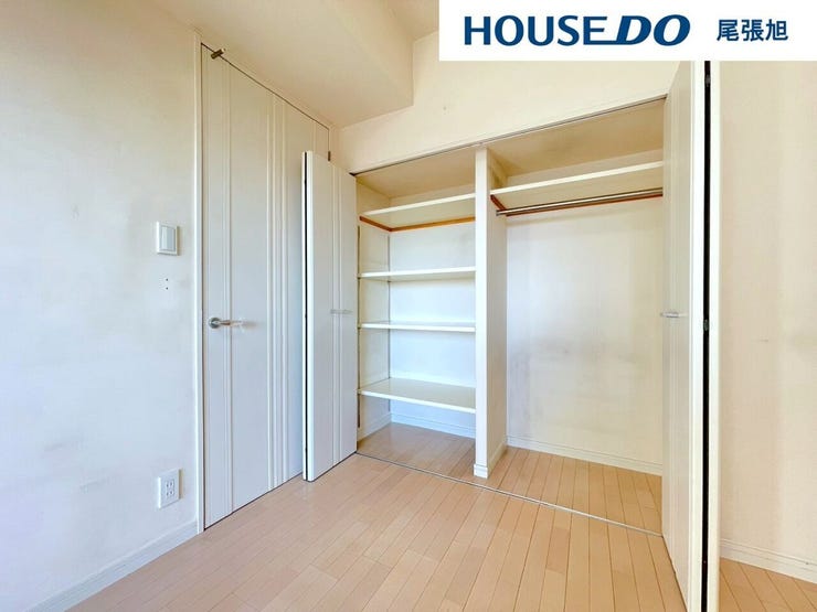 【クローゼット】洋室にある大容量のクローゼットです。枕棚付きで、小物の収納も便利!お隣の洋室にも大容量のクローゼットが付いています♪各部屋収納たっぷりございます。お部屋をすっきりと保てそうですね♪