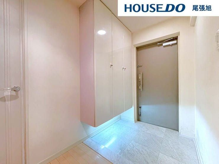 【玄関】大容量のシューズボックスが付いた玄関です。ご家族の靴もすっきり収納できます。綺麗な玄関を保てそうです♪窓も付いており、明るい空間です。帰ってきたくなるマイホームをご家族でつくりあげたいですね♪