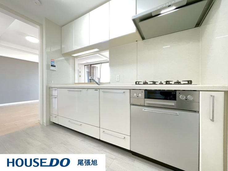 【キッチン】調理道具や食器などをたっぷり収納でき、お手入れも簡単なシステムキッチンを採用しました♪毎日のお料理を効率的にしてくれる動線は「1分でも家事の時間を短縮したい」という思いを叶えてくれます♪