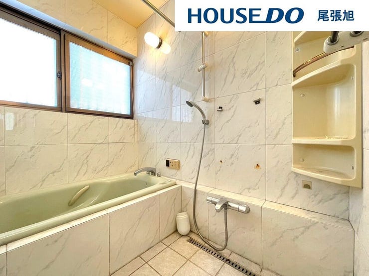 【浴室】落ち着いた雰囲気のひろびろ一坪サイズの浴室は、1日の疲れをしっかり癒すくつろぎの空間。浴室乾燥機も付いているため、雨の日や花粉が気になる季節に洗濯物を干すこともできますので嬉しいですね♪