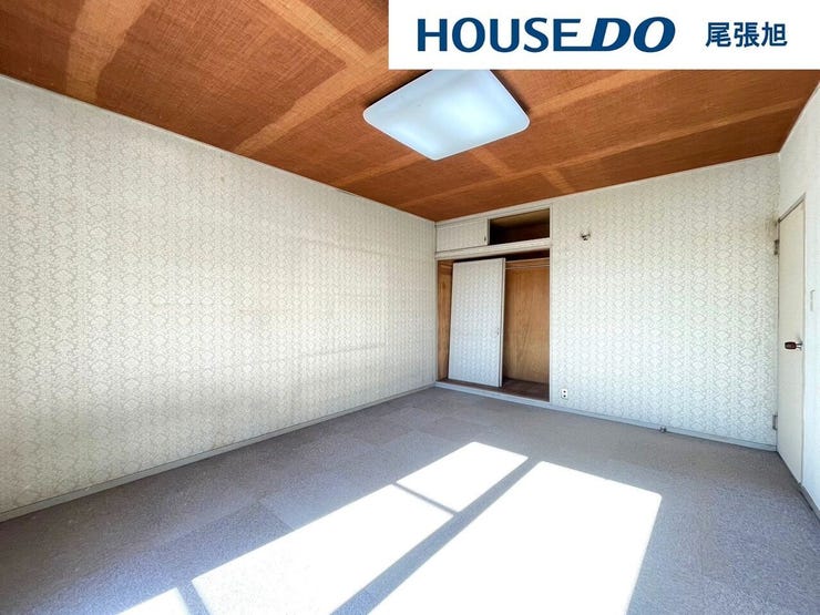 【洋室】多数の洋室があるため、それぞれ各部屋でプライベート空間をお楽しみいただけます。収納も完備しているのですっきりとしたお部屋でお寛ぎいただけます。2面採光のため、日当たりも良好です!