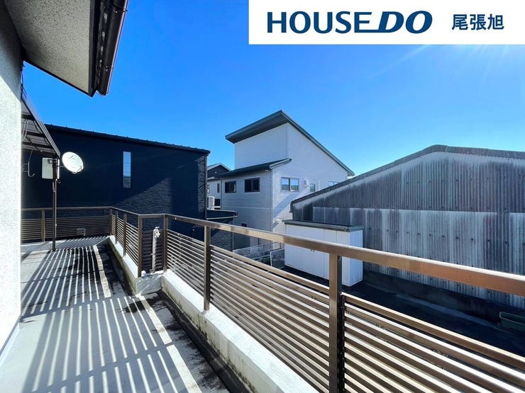 【パントリー】キッチンの直ぐ傍にある大容量のパントリー。キッチンペーパー等の日用品、保存食品や調味料などあらゆる物を収納しておけます。あると便利なパントリーは、キッチンに立つ方々の味方をしてくれます。